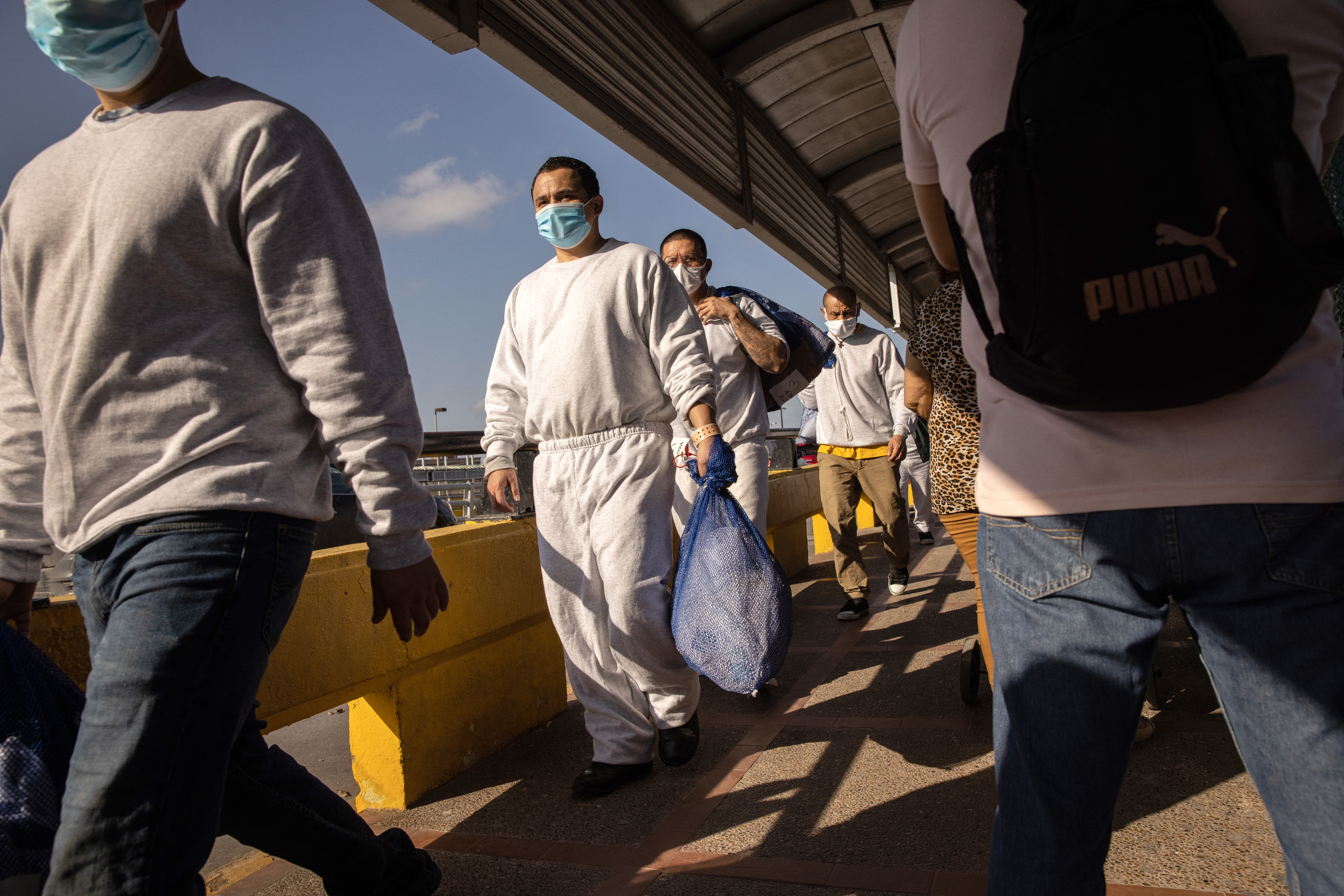 Migrantes que llevaban meses varados en México cruzaron a EEUU para solicitar asilo