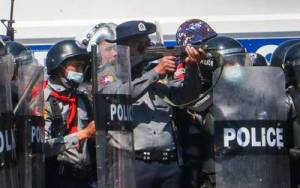 Cinco periodistas detenidos en Birmania después de que soldados dispararan contra manifestantes