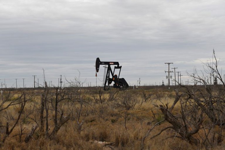 El petróleo baja tras aumento de stocks de EEUU y del dólar