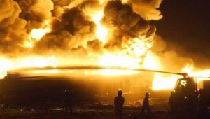 Gigantesco incendio de decenas de camiones cisterna en frontera entre Irán y Afganistán