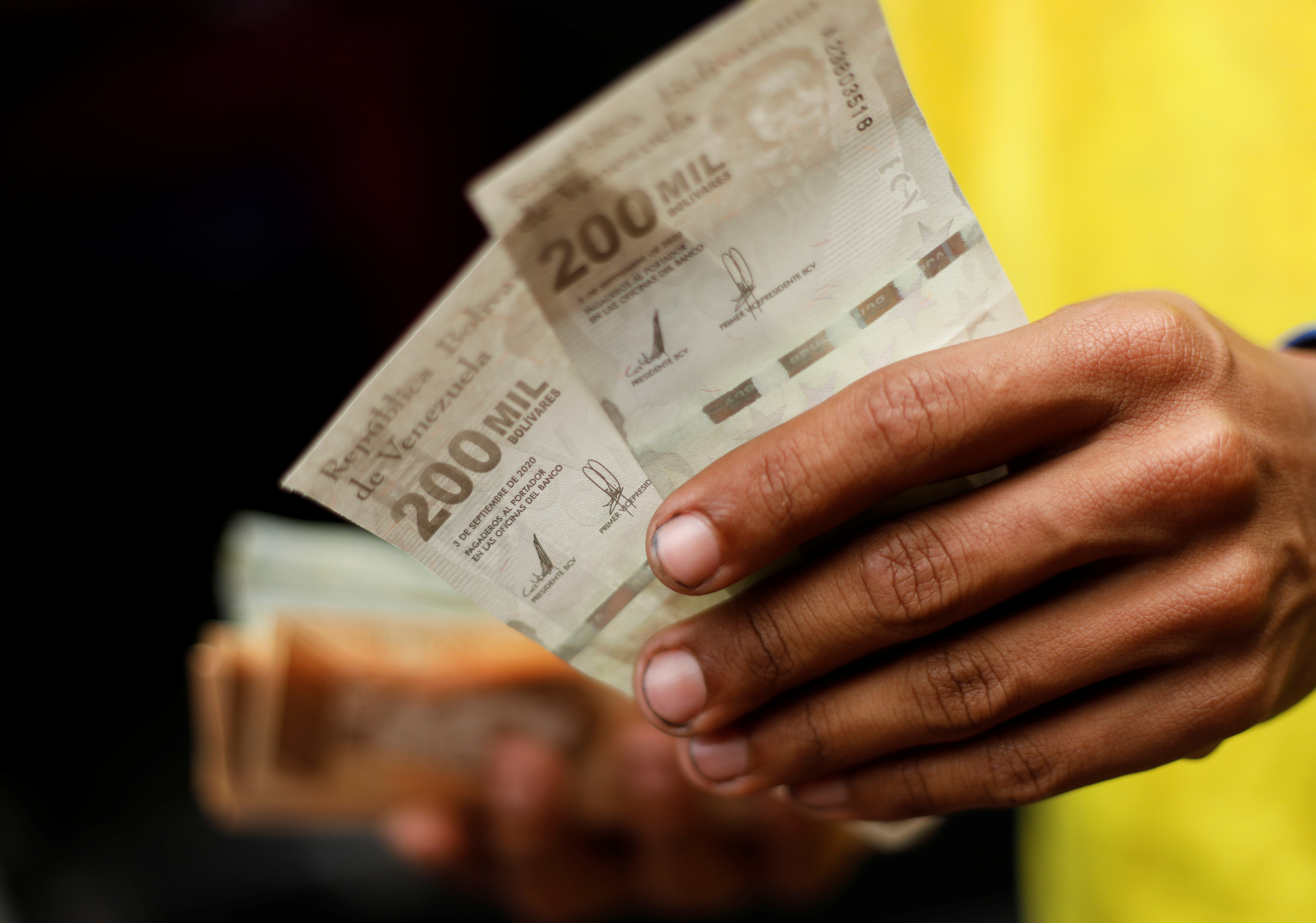 Bloomberg: Chavismo recortará seis ceros a los bolívares para simplificar transacciones
