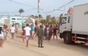 En Los Roques cerraron el paso a dos camiones de Mercal en protesta contra Maduro (Video)