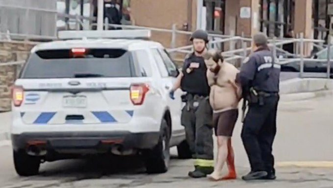 Policía escoltó a un hombre semidesnudo tras tiroteo en Colorado (Video)