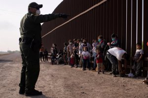 EEUU alojará a más de mil familias de migrantes en hoteles cercanos a la frontera con México
