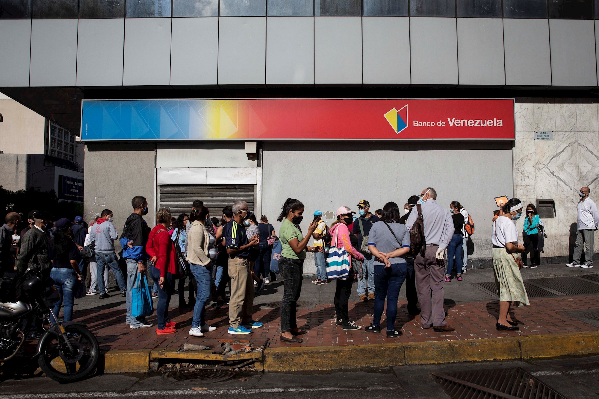 Usuarios siguen desesperados por la caída de la plataforma del Banco de Venezuela