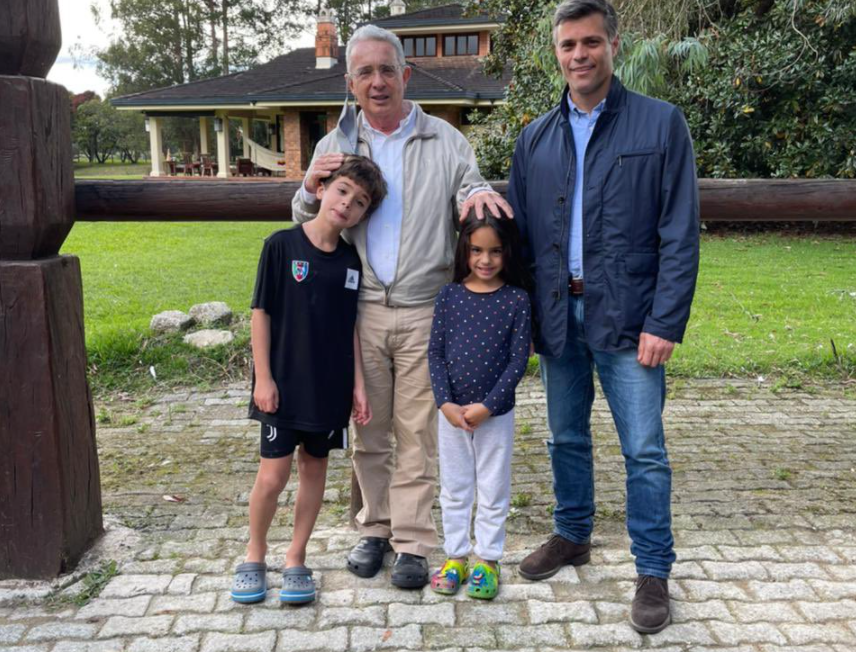 “Con un héroe”: Álvaro Uribe publicó emotiva FOTO junto a sus nietos y Leopoldo López