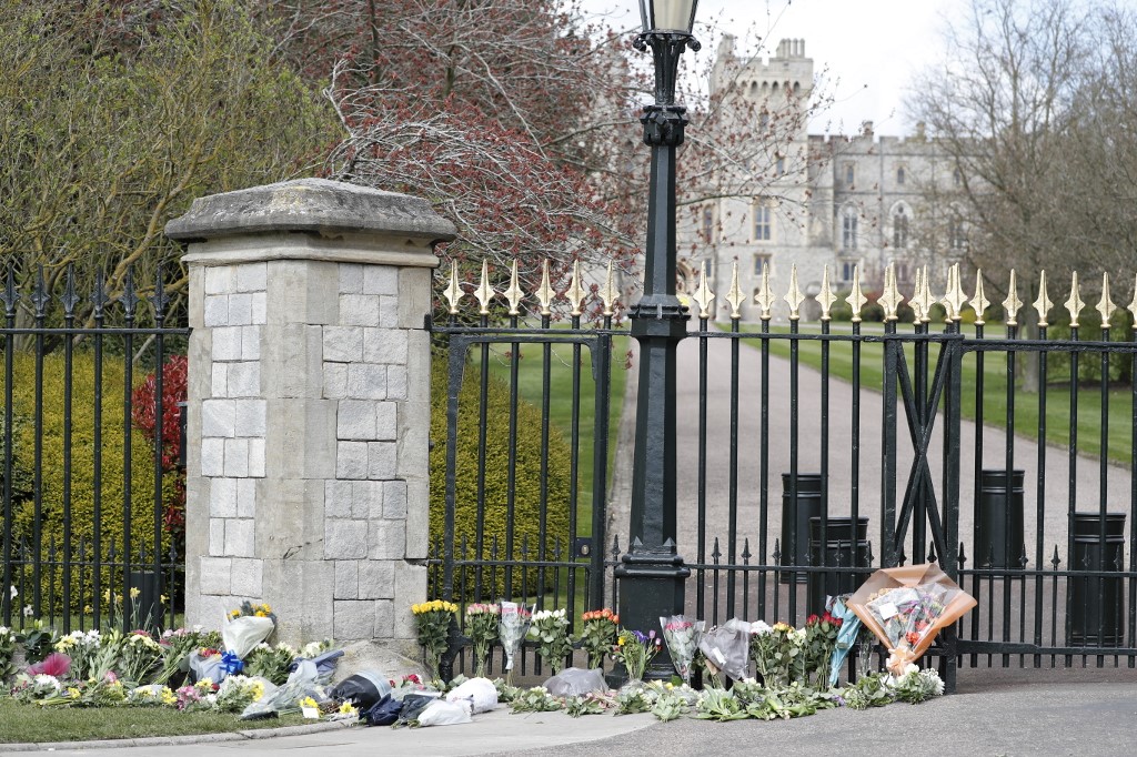 Frente a Windsor y Buckingham, los británicos lloran al príncipe Felipe