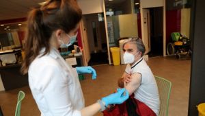 La Comisión Europea confía en vacunar al 70% de adultos para julio