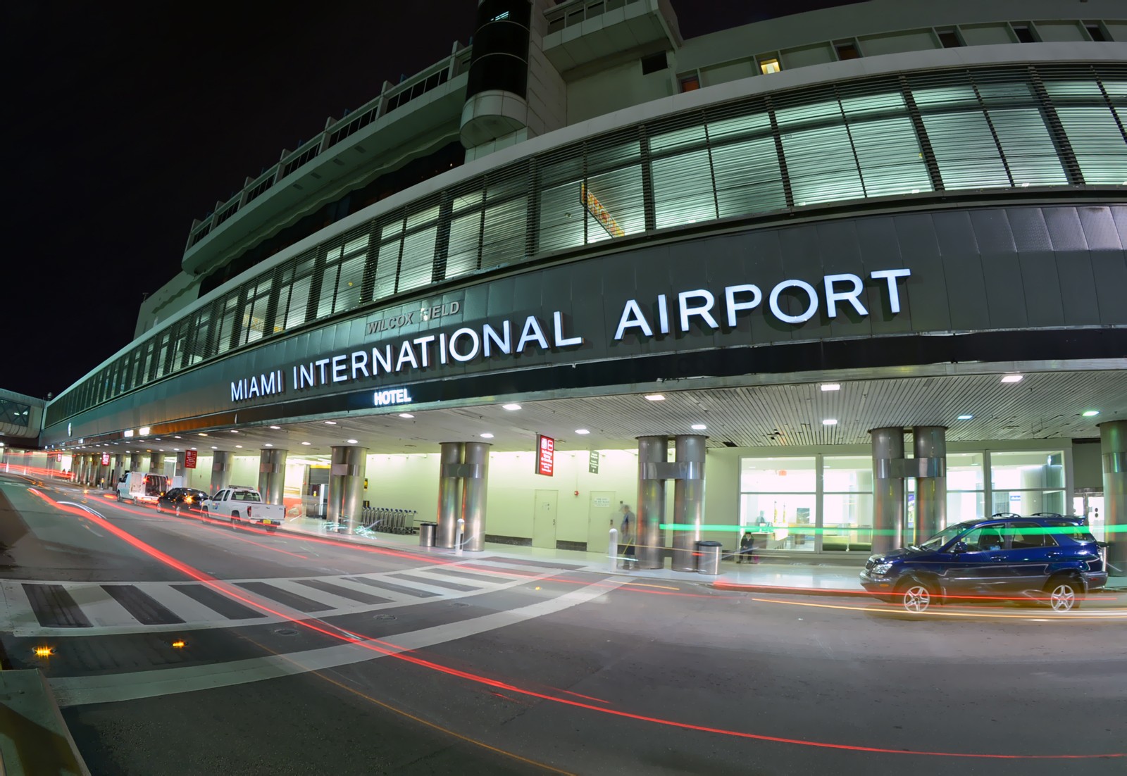 Miles de pasajeros varados por cancelación de vuelos en el Aeropuerto de Miami