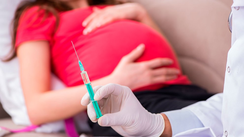 Embarazadas dependen más de la segunda vacuna para lograr inmunidad total