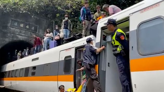 Más de 45 personas murieron y 118 resultaron heridas tras descarrilamiento de un tren en Taiwán (Imágenes)
