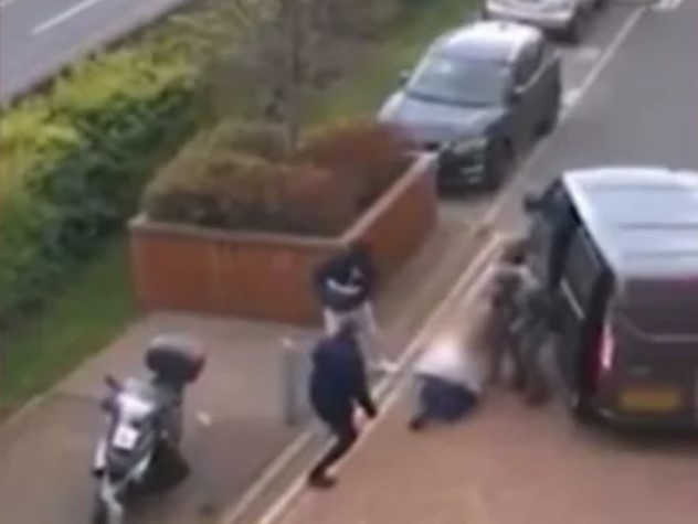Así golpearon y secuestraron a plena luz del día a un hombre en Londres (VIDEO)