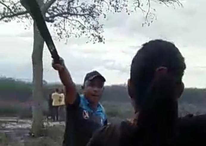 ¡A machetazos! Dos grupos de colectivos se pelean por una finca en Lara (VIDEO)