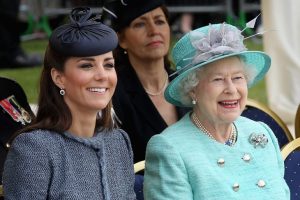 Mientras vive su luto: Kate Middleton está muy cerca de la reina Isabel II