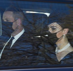 EN FOTOS: Los duques de Cambridge y el príncipe heredero en camino al funeral de Felipe de Edimburgo