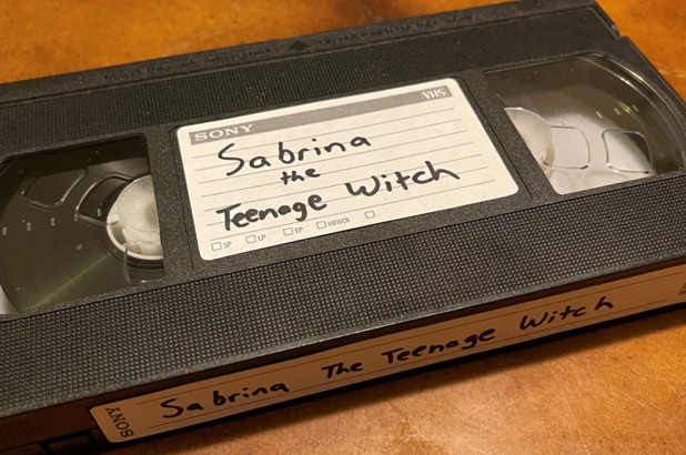 Una mujer enfrenta “cargos federales graves” en EEUU por no devolver cinta VHS hace 21 años