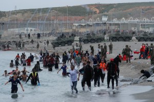 Al menos tres mil migrantes siguen en Ceuta, un mes después de la crisis con Marruecos