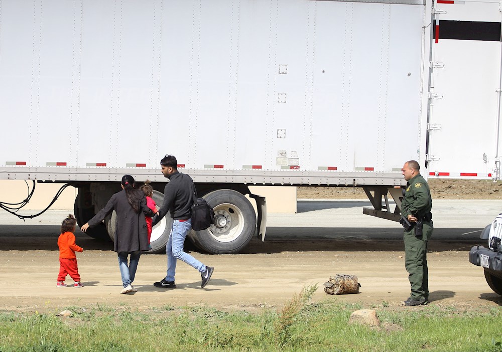 Hallaron decenas de inmigrantes indocumentados en un camión en Texas