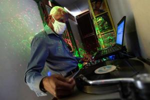A sus 87 años, primer DJ de Brasil está listo para la próxima fiesta posCovid-19
