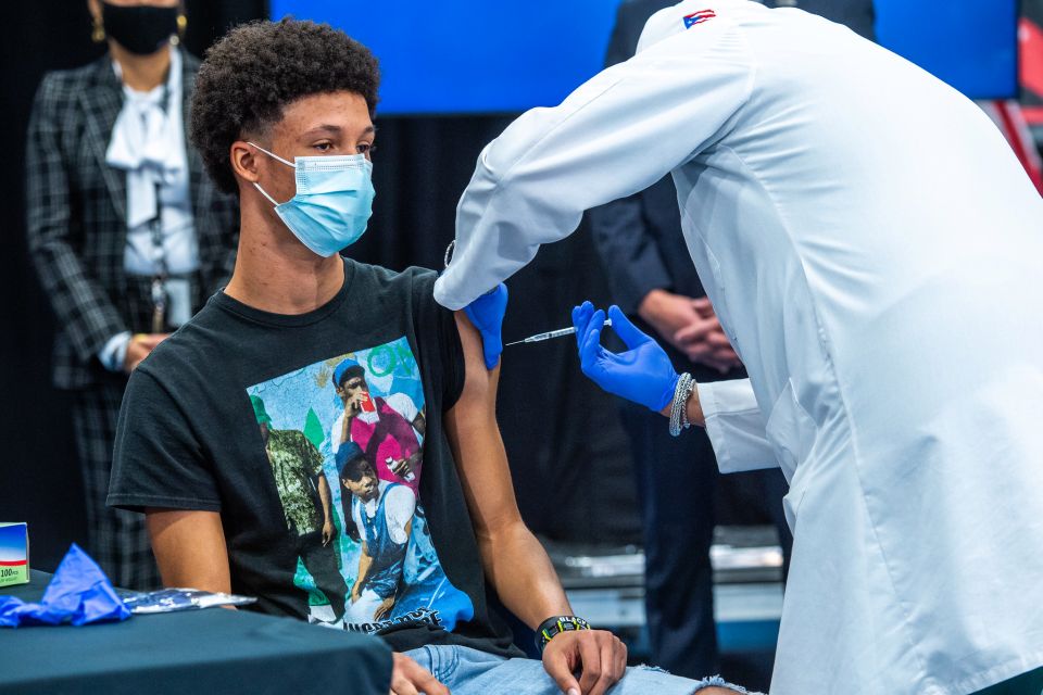Dos adolescentes de 14 años fueron los primeros en vacunarse contra el Covid-19 en Nueva York