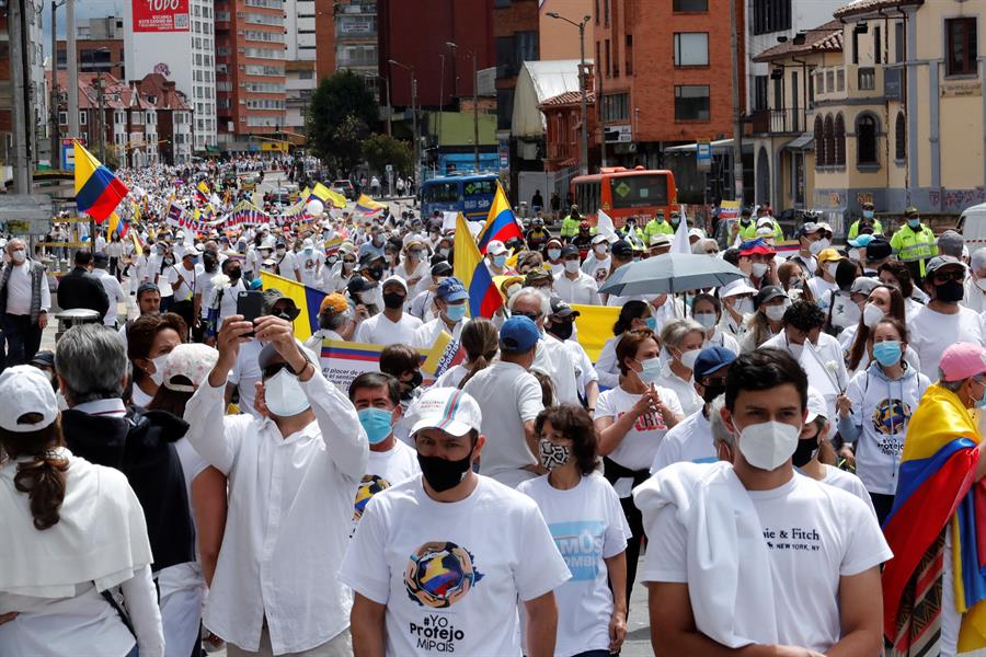 Marea blanca tomó las calles de Colombia en protesta contra los disturbios