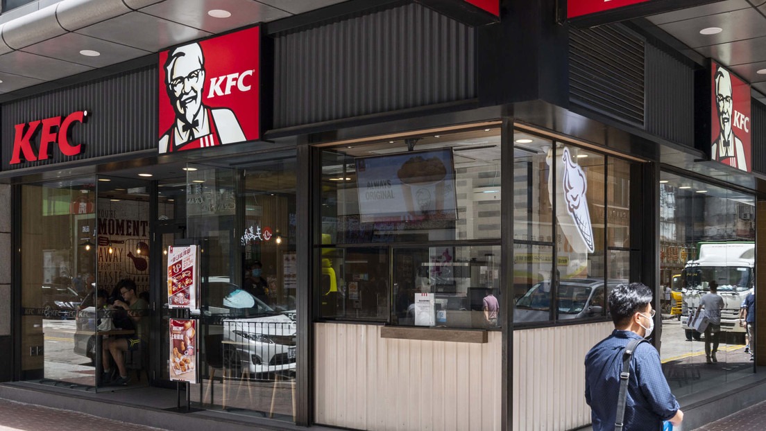 Estudiantes estafan a KFC con miles de dólares obteniendo comida gratis para luego revenderla