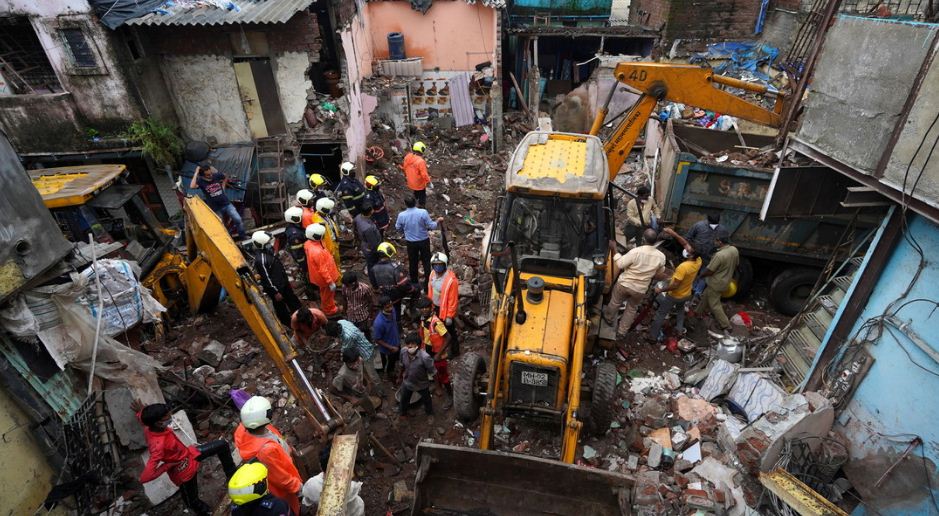 Derrumbe de un edificio en Bombay deja al menos once muertos, ocho de ellos niños (Video)