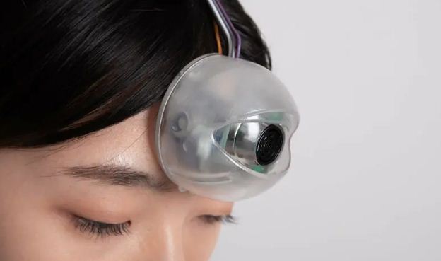 ¿Un tercer ojo? Un dispositivo digital que permite andar sin apartar la vista del móvil (Videos)