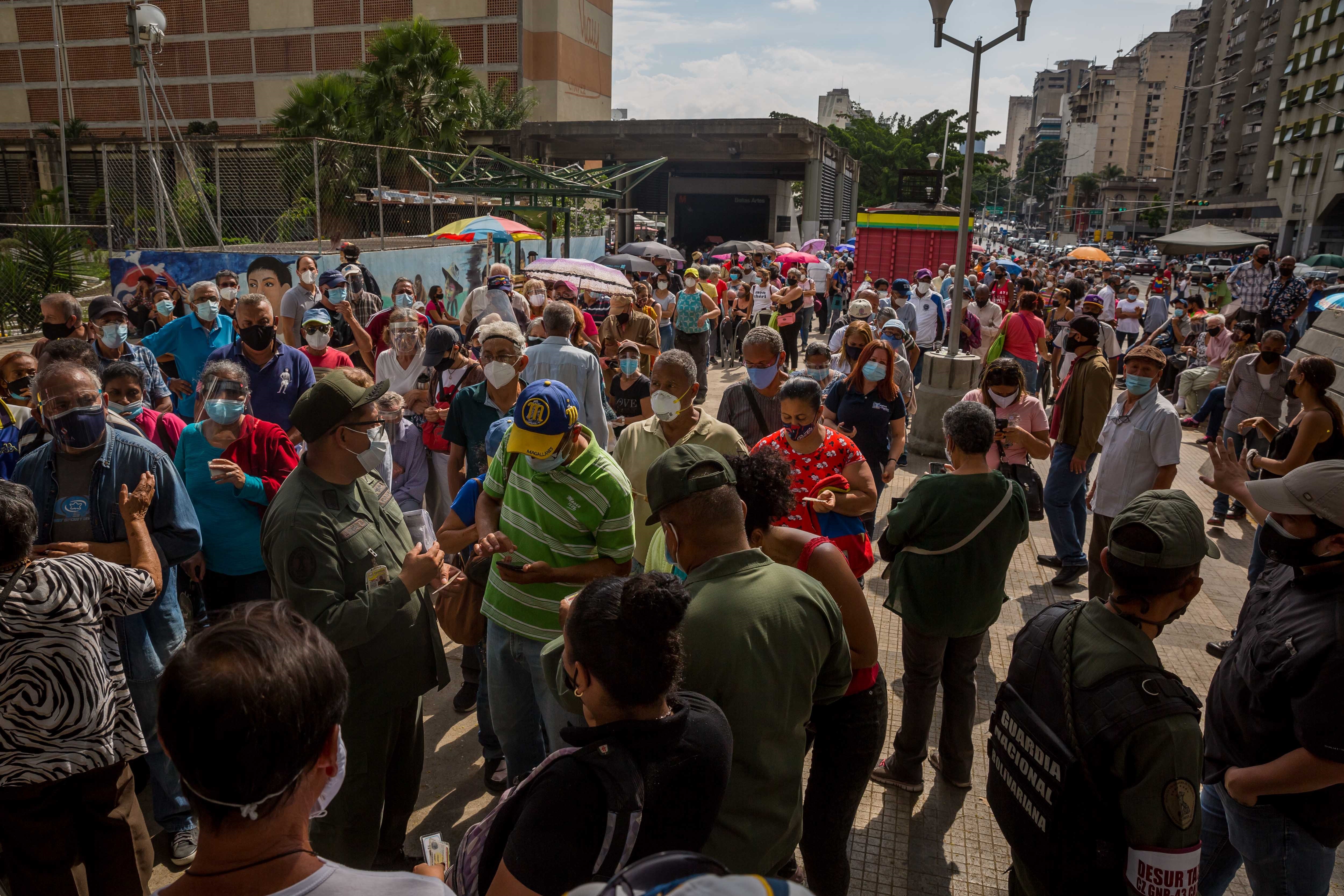 Entre el desorden y la buena suerte, avanza la vacunación contra el Covid-19 en Venezuela (Fotos)