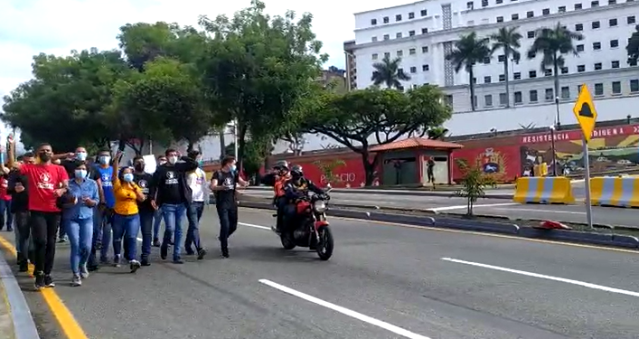 Estudiantes se rebelan en contra del régimen protestando a las afueras de Miraflores #24Jun (VIDEOS)