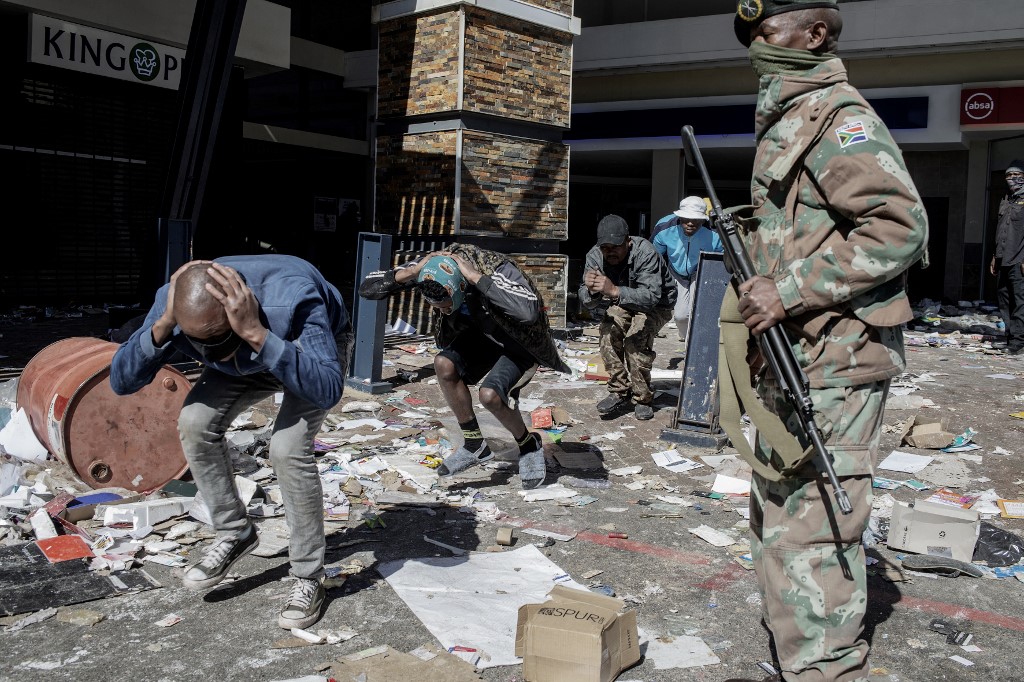 Ola de violencia y saqueos no cede tras 72 muertes en Sudáfrica