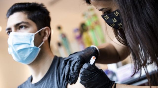 Los estudiantes y profesores vacunados contra el Covid-19 en EEUU no necesitarán mascarillas