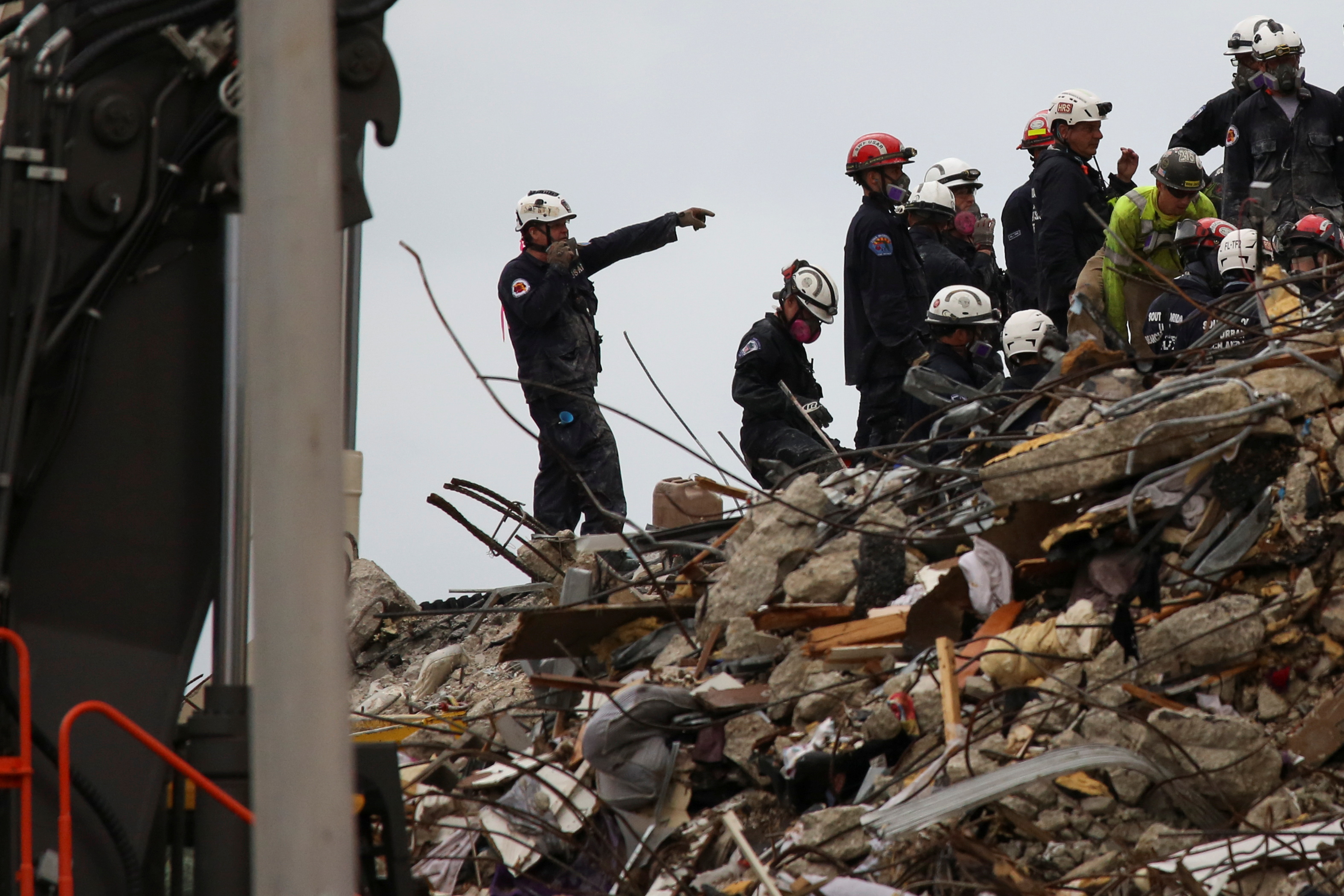 Curas y psicólogos acompañan a familiares de víctimas del derrumbe del edificio en Miami