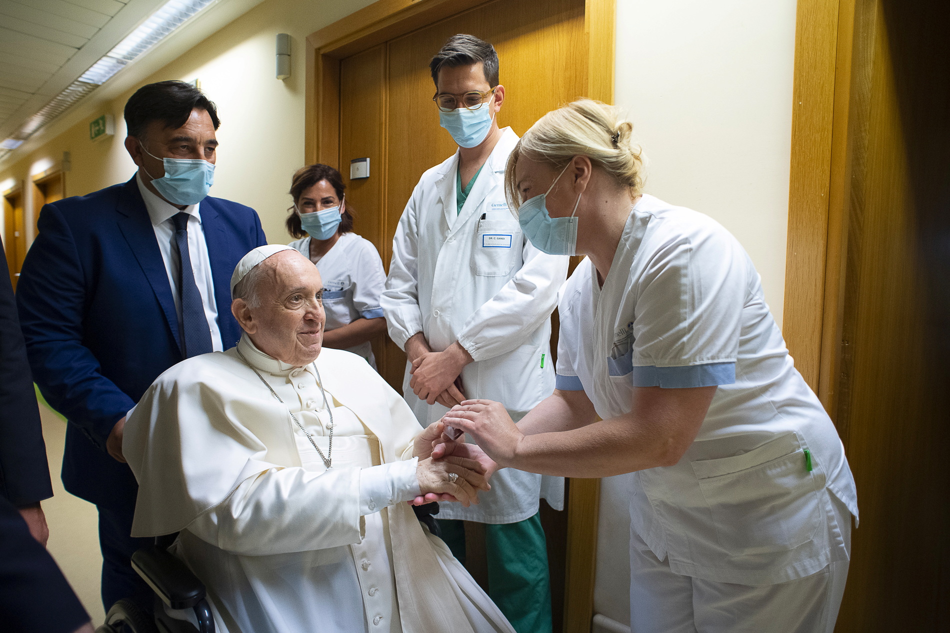 El papa Francisco permanecerá internado en el hospital de Roma “unos días más”