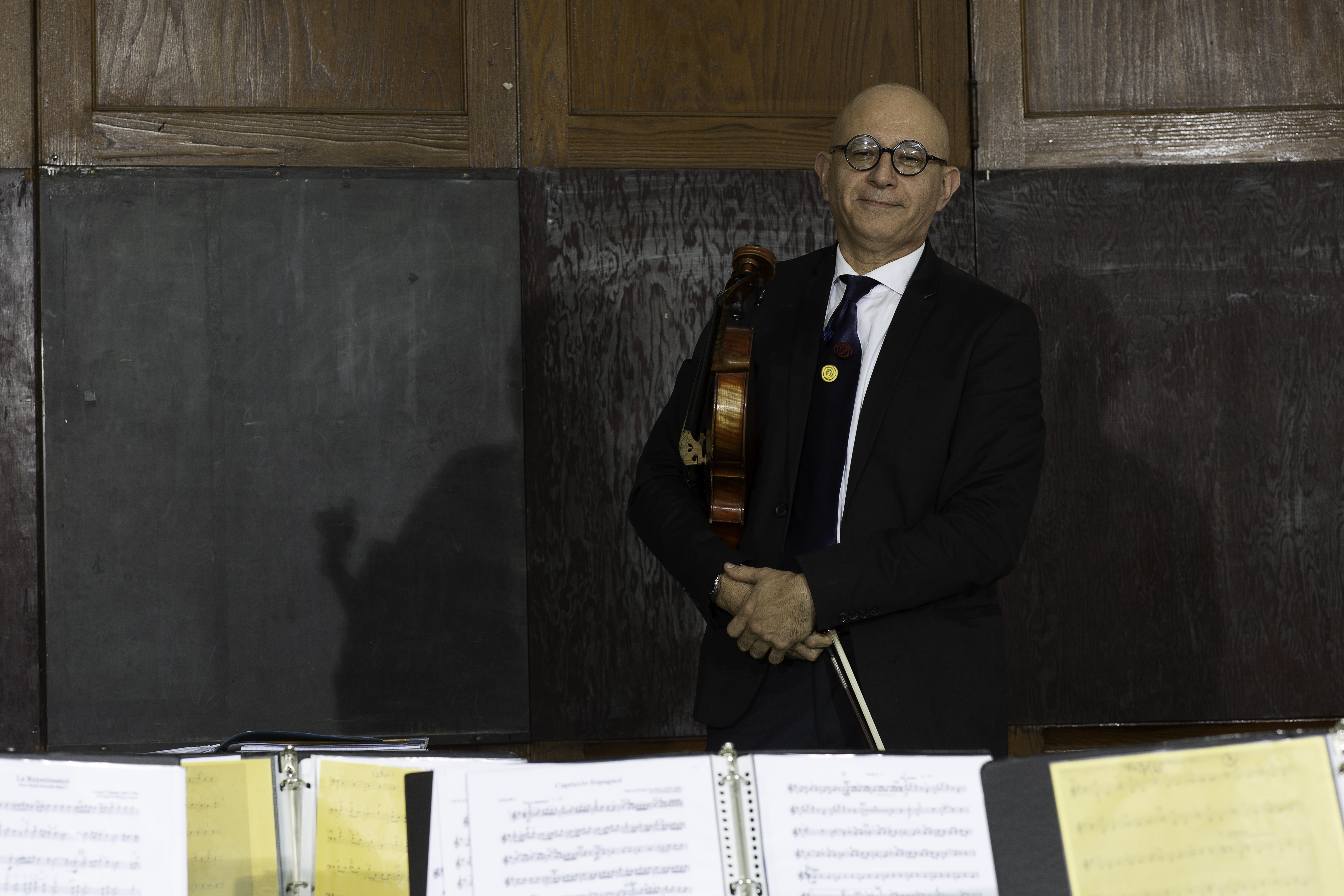 Samuel Marchán, el venezolano que crea sinfonías en Nueva York con una “orquesta de papel” infantil (VIDEO)