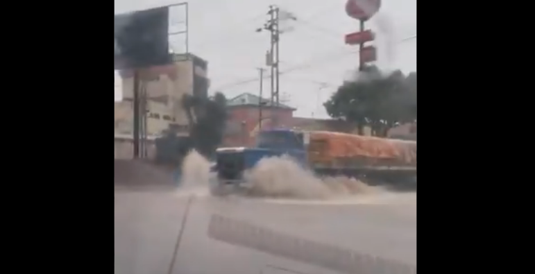 Gran río se formó en avenidas de Lara, tras fuertes lluvias y falta de drenajes (Video)