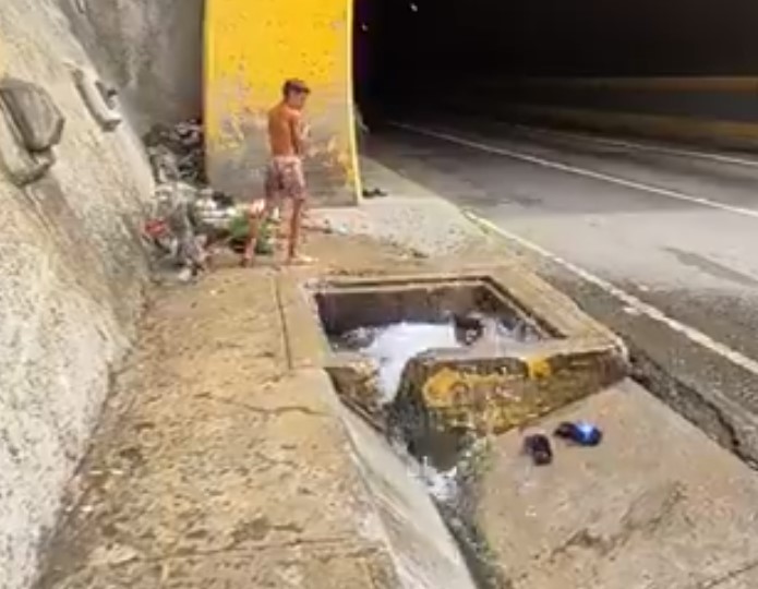 Ante escasez de agua, niños se bañan en alcantarilla cercana al túnel de La Planicie (VIDEO)
