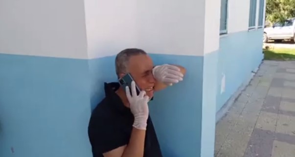 El llanto del director de un hospital en Túnez ante la falta de oxígeno para sus pacientes (VIDEO)