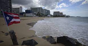 Rescatan un manatí varado en una playa de la costa este de Puerto Rico