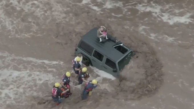 Impactante rescate de un hombre y sus dos hijas atrapados por fuertes inundaciones en EEUU (VIDEO)