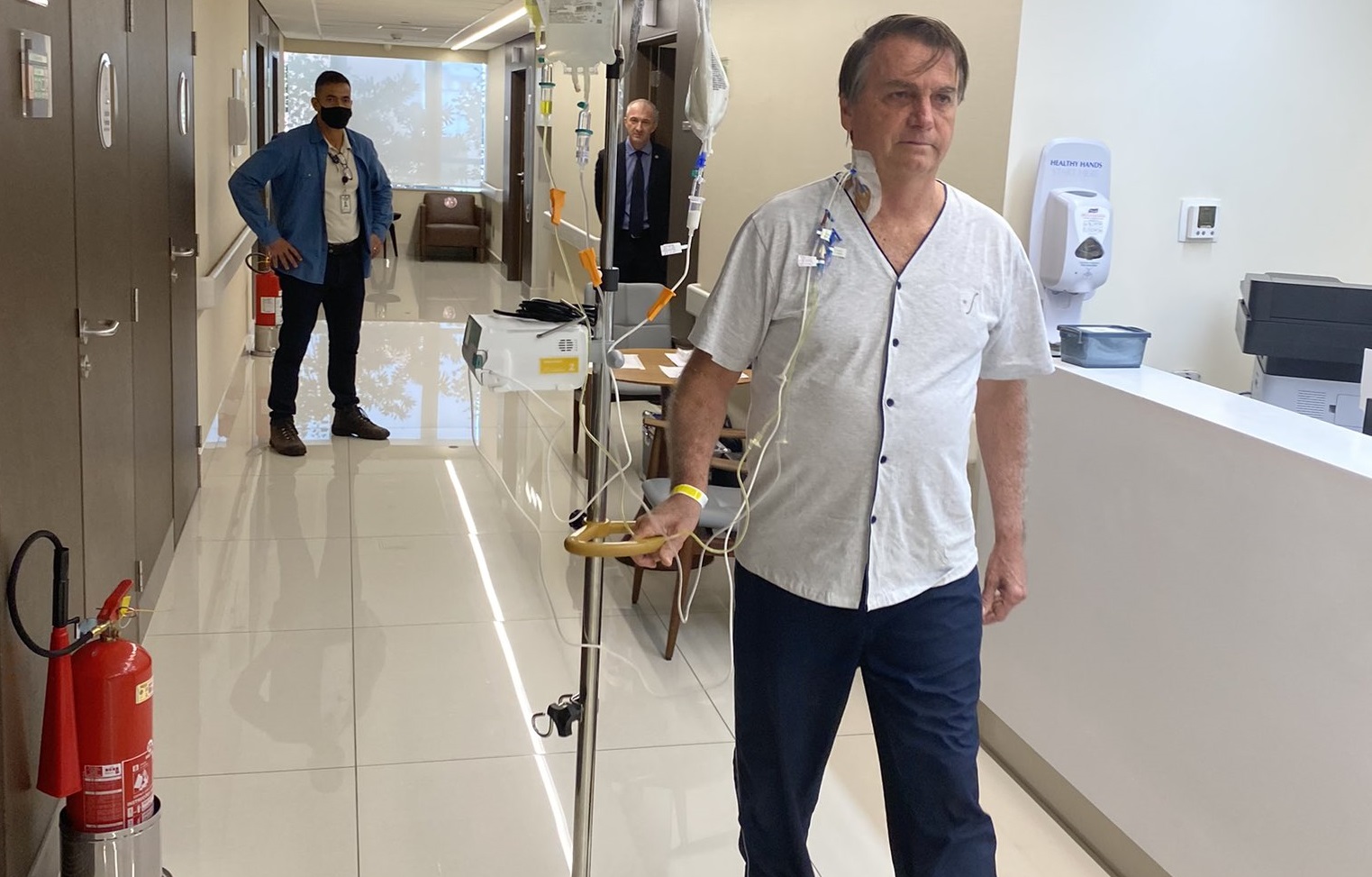 Bolsonaro camina por el hospital y dice que pronto estará de vuelta