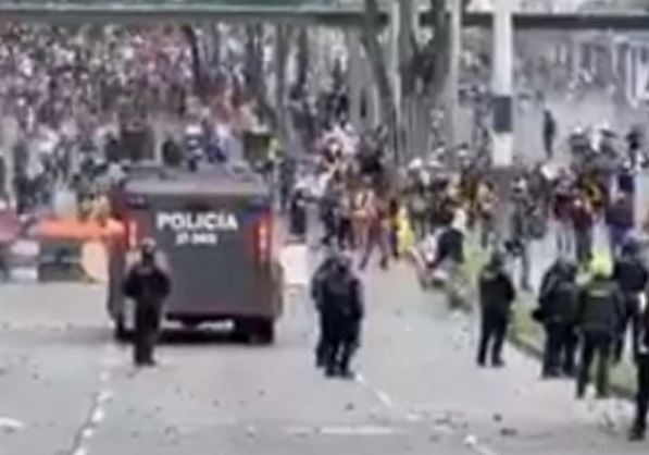 Policías y civiles heridos tras fuertes enfrentamientos en el centro de Cali