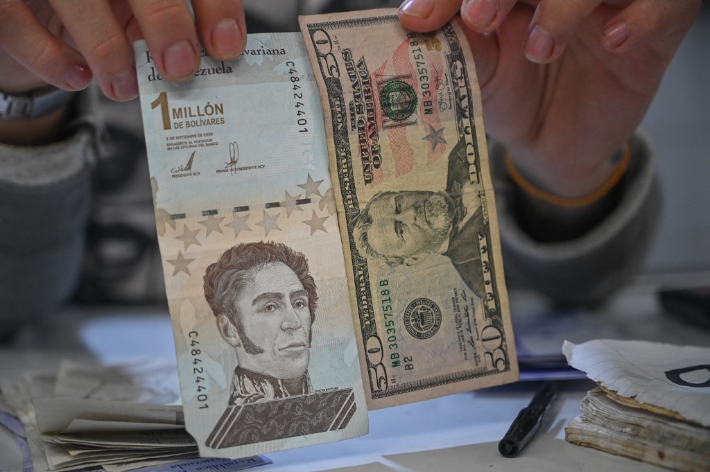 Dólar paralelo se dispara a los cinco millones previo a la reconversión “roja”
