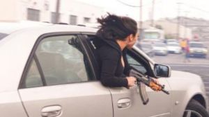 Mujer fue vista portando ilegalmente un AK47 en San Francisco