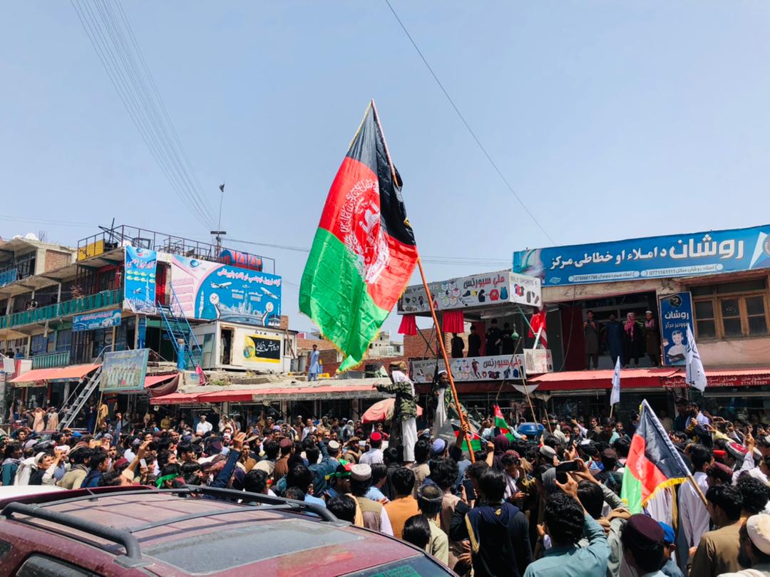 Talibanes mataron a tres manifestantes durante protestas para mantener la bandera de Afganistán