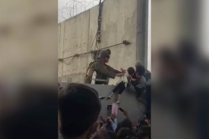 Afganos entregan sus hijos a soldados estadounidenses como medida desesperada para escapar del terror (VIDEO)