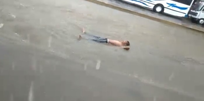 Un chamito “nadando” en la calle: El INSÓLITO VIDEO captado durante las inundaciones en Valencia