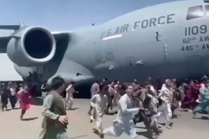 “Todo el mundo está tratando de huir”: Habló pariente de adolescente afgano que cayó de un avión de EEUU