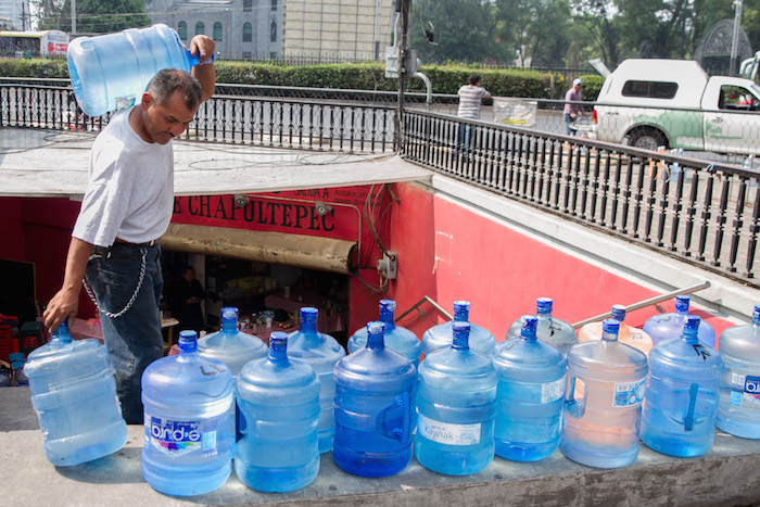Encuentran materias fecales en casi el 50% de agua de botellones recargables en México