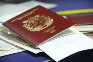 Un pasaporte, 1500 dólares: falso gestor del Saime estafaba en pleno centro de Caracas